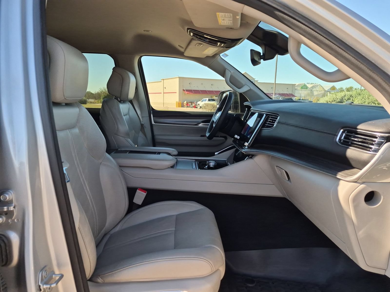 Used 2024 Jeep Wagoneer Series II w/ Flexible Seating Group RWD image 26