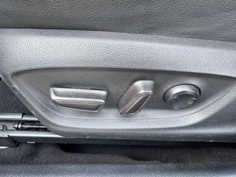 Used 2020 Toyota Camry SE w/ Sunroof Package image 12