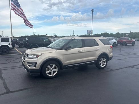 Used 2017 Ford Explorer XLT w/ Equipment Group 202A AWD/4WD image 3