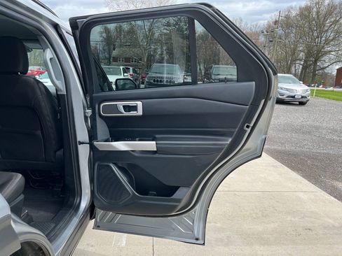 Used 2023 Ford Explorer XLT AWD/4WD image 12