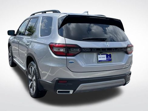Used 2025 Honda Pilot Touring image 8