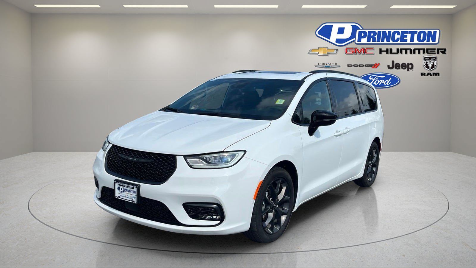 Used 2024 Chrysler Pacifica Limited w/ Uconnect Theater Family Group FWD image 3