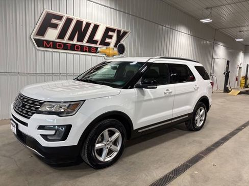 Used 2016 Ford Explorer XLT w/ Equipment Group 202A AWD/4WD image 4