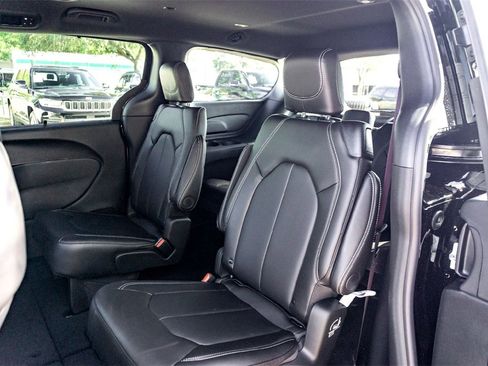New 2026 Chrysler Pacifica Select image 18