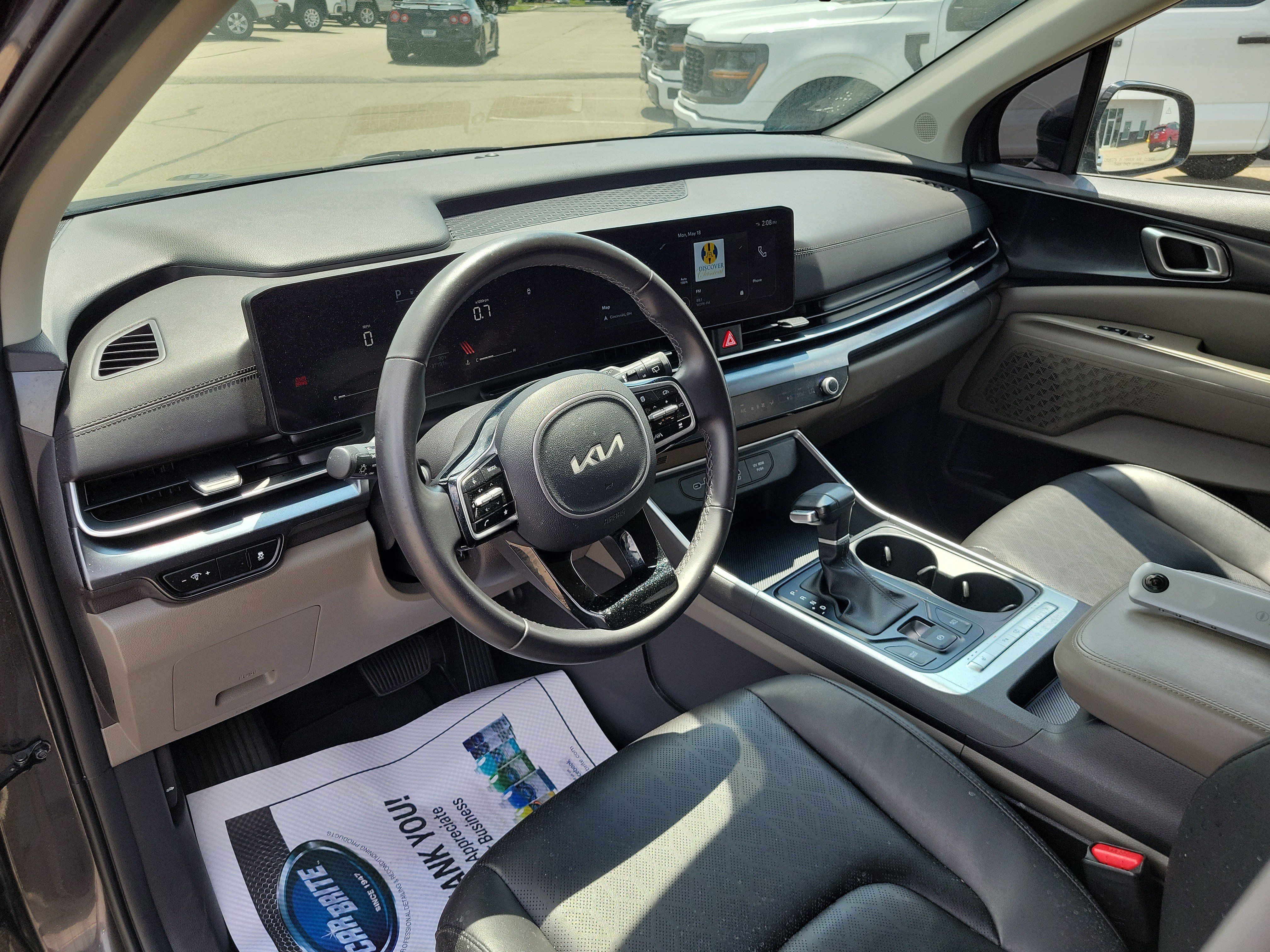 Used 2025 Kia Carnival FWD image 16