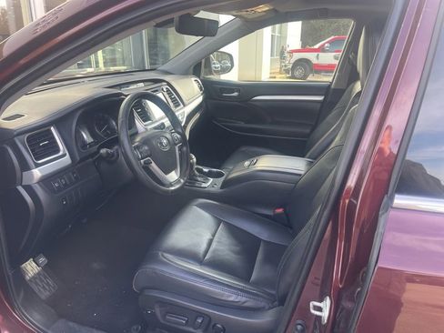 Used 2019 Toyota Highlander XLE image 31