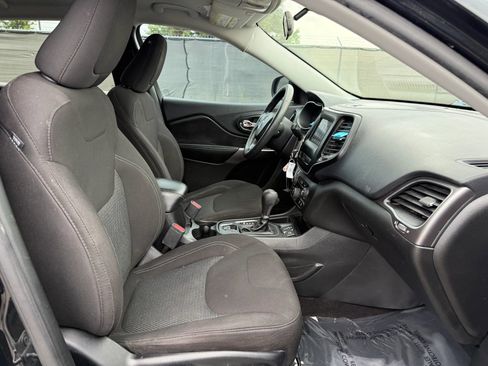 Used 2019 Jeep Cherokee Latitude w/ Popular Appearance Group FWD image 18