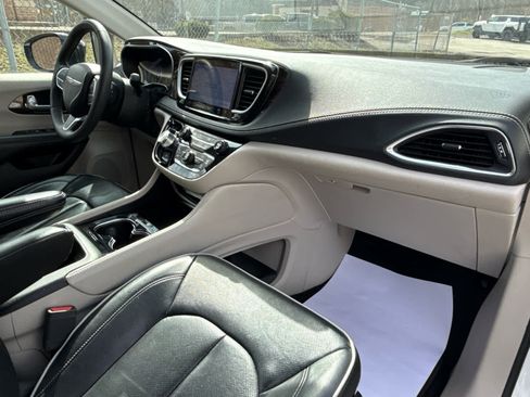 Used 2024 Chrysler Pacifica Limited image 38