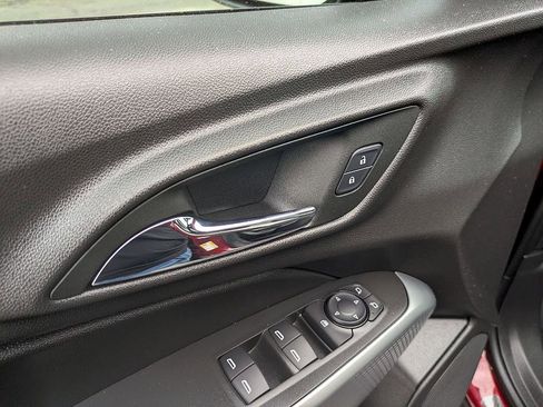 Certified 2025 Chevrolet Trax RS w/ Sunroof Package image 15