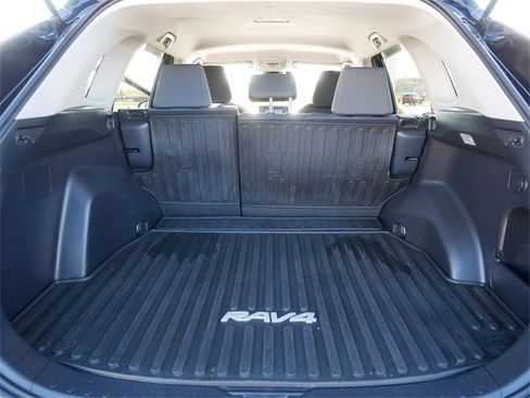 Used 2020 Toyota RAV4 XLE image 18