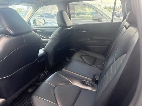 Used 2024 Toyota Highlander XLE AWD/4WD image 13