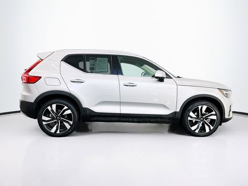 Used 2025 Volvo XC40 B5 Plus image 10