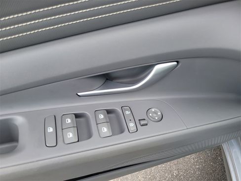 Used 2022 Hyundai Elantra SEL w/ Convenience + Premium Package image 13