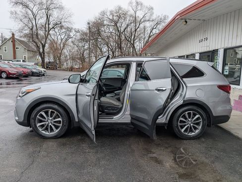 Used 2017 Hyundai Santa Fe SE image 5