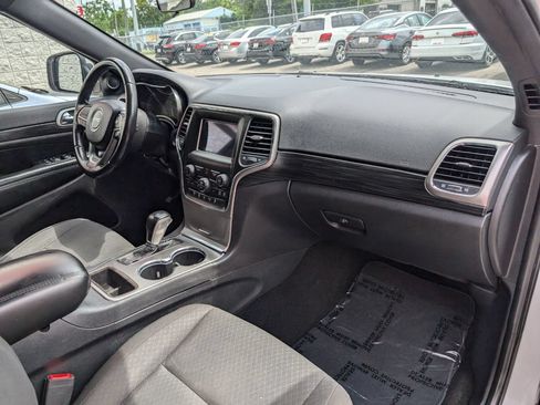 Used 2020 Jeep Grand Cherokee Laredo RWD image 13