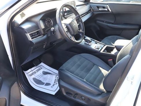 Used 2022 Mitsubishi Outlander SE image 11