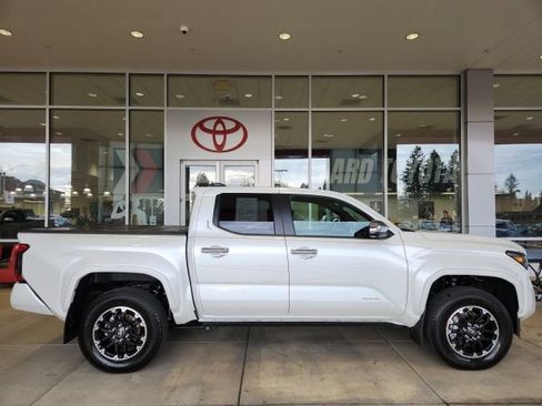 Used 2024 Toyota Tacoma Limited w/ Limited Package (LT) image 3
