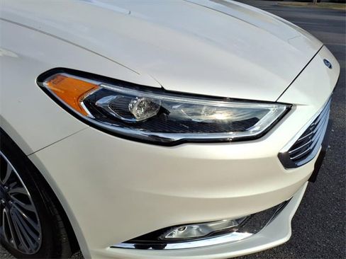 Used 2017 Ford Fusion SE w/ Fusion SE Technology Package image 3