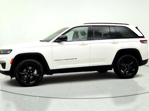 Used 2023 Jeep Grand Cherokee Limited w/ Black Appearance Package AWD/4WD image 8