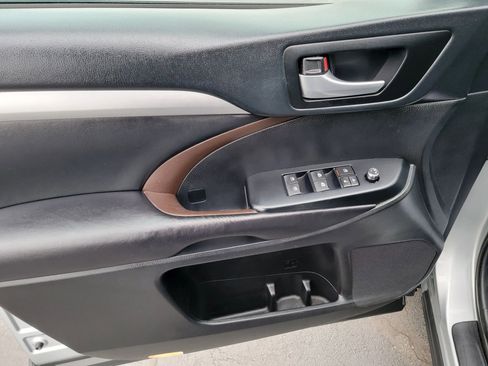 Used 2019 Toyota Highlander XLE image 9