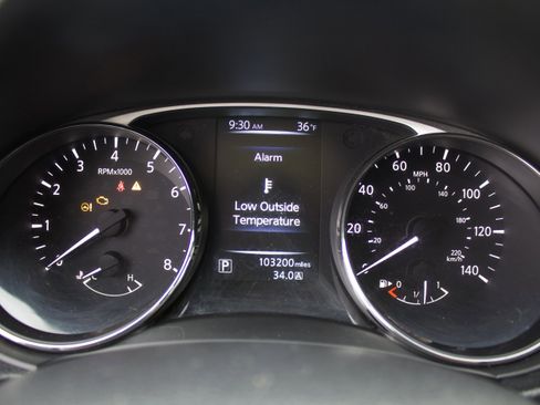 Used 2016 Nissan Rogue SV image 18