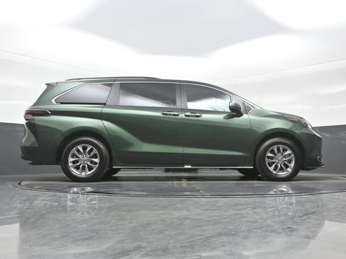 Used 2024 Toyota Sienna XLE image 35