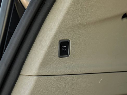 Used 2019 Chrysler Pacifica Touring-L image 62