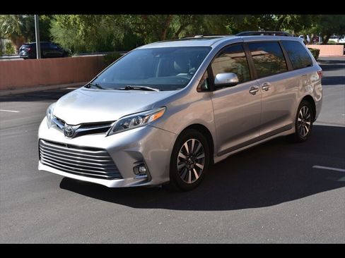 Used 2018 Toyota Sienna Limited Premium w/ Preferred Accessory Package FWD image 3