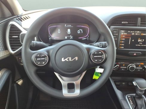 Used 2025 Kia Soul LX w/ LX Technology Package FWD image 10