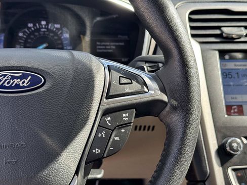 Used 2017 Ford Fusion SE w/ Fusion SE Technology Package FWD image 18