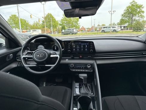 Used 2021 Hyundai Elantra SEL w/ Convenience + Premium Package image 18