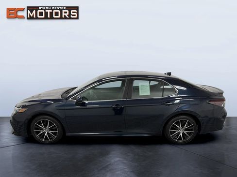 Used 2021 Toyota Camry SE FWD image 3
