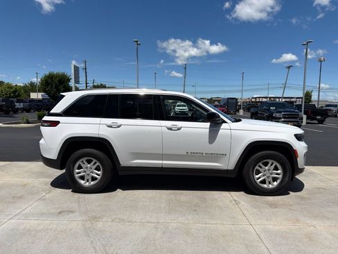 Used 2023 Jeep Grand Cherokee Laredo w/ Luxury Tech Group I AWD/4WD image 11