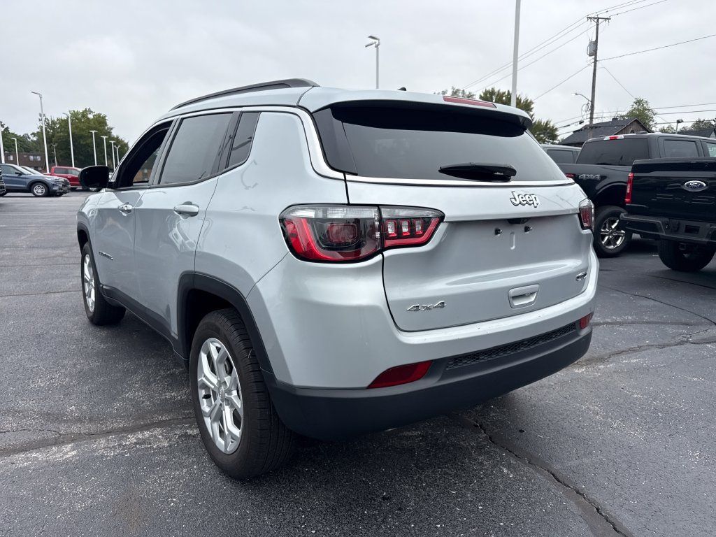 Used 2024 Jeep Compass Latitude AWD/4WD image 9