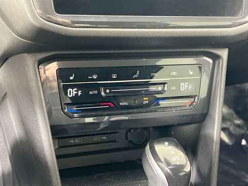 Used 2022 Volkswagen Tiguan SE image 15