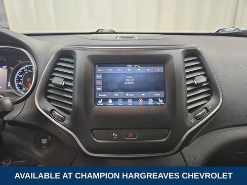 Used 2019 Jeep Cherokee Latitude Plus w/ Cold Weather Group AWD/4WD image 17