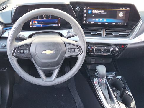 Used 2025 Chevrolet Trax LT FWD image 27