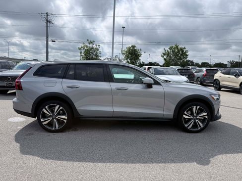 Certified 2025 Volvo V60 B5 Cross Country Plus AWD/4WD image 6