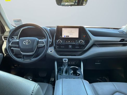 Used 2023 Toyota Highlander XLE FWD image 10