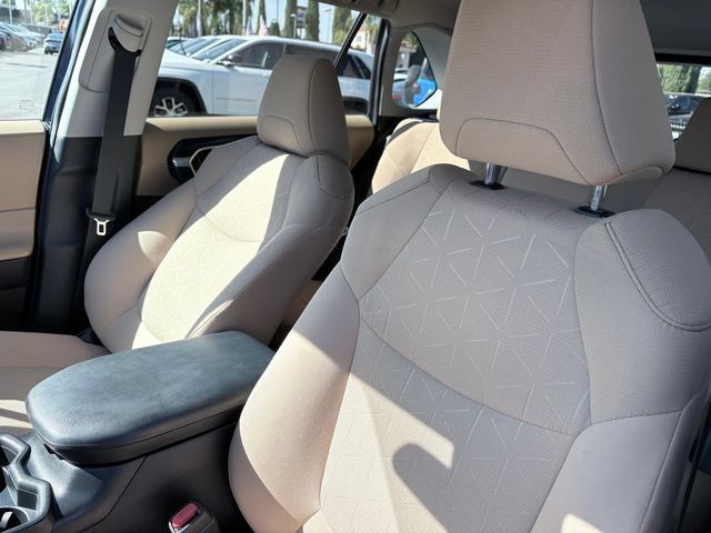 Used 2021 Toyota RAV4 XLE AWD/4WD image 11
