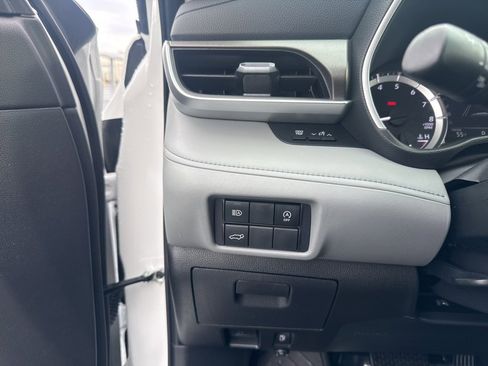 Used 2024 Toyota Highlander XLE image 22