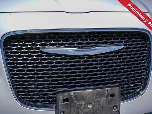 Used 2016 Chrysler 300 Limited RWD image 5