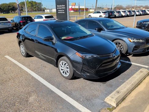 Used 2019 Toyota Corolla LE image 2