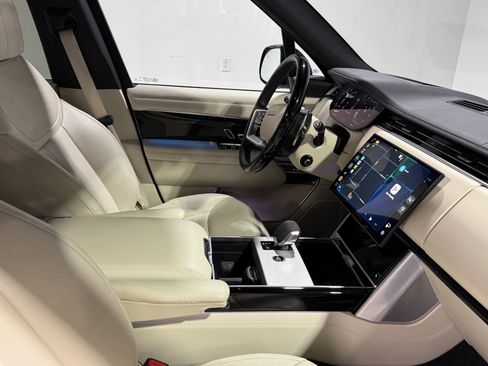 Used 2025 Land Rover Range Rover SE image 56