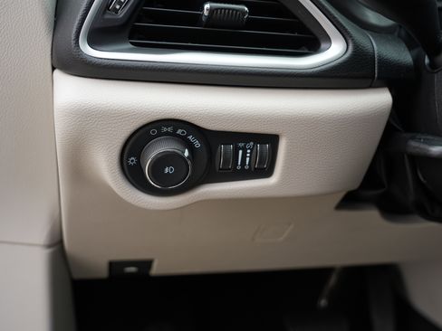 Used 2024 Chrysler Pacifica Touring-L FWD image 19