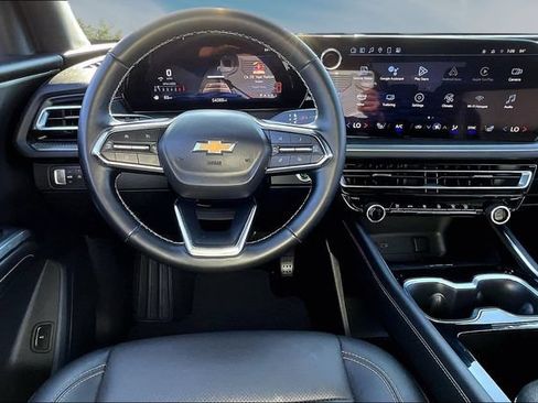 Used 2025 Chevrolet Traverse LT FWD image 8