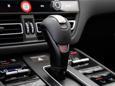 Certified 2025 Porsche Macan AWD/4WD image 22