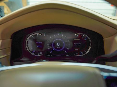 Used 2020 Cadillac Escalade Platinum AWD/4WD image 8