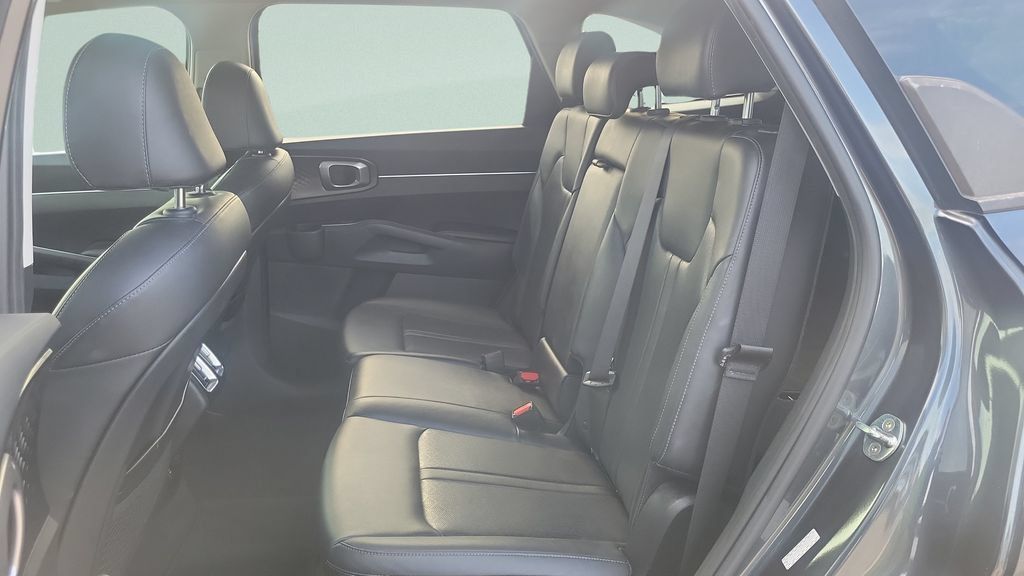 Used 2023 Kia Sorento S w/ Panoramic Sunroof Package FWD image 9