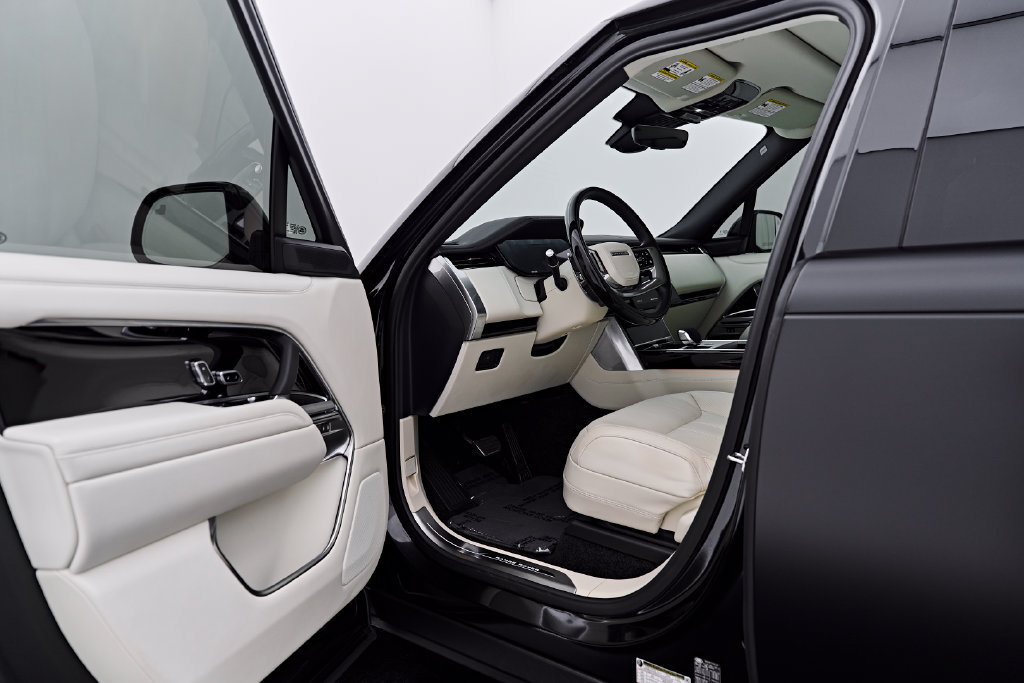 Used 2025 Land Rover Range Rover SE AWD/4WD image 33